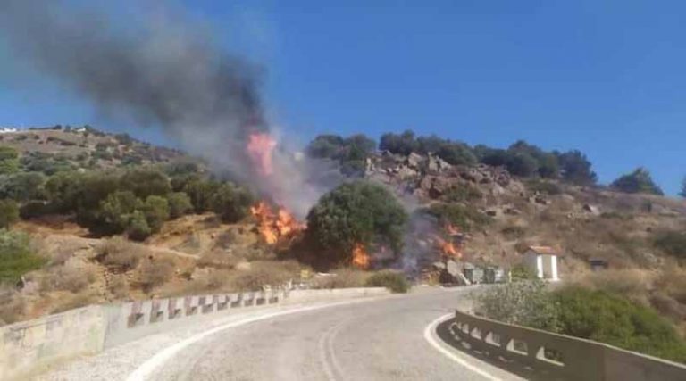 Μεγάλη φωτιά στην Κερατέα! Απειλείται οικισμός, καίγονται σπίτια