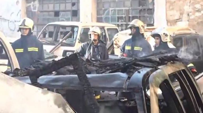 Φωτιά σε εγκαταλελειμμένο ιδιόκτητο χώρο – Κάηκαν τέσσερα αυτοκίνητα (βίντεο)