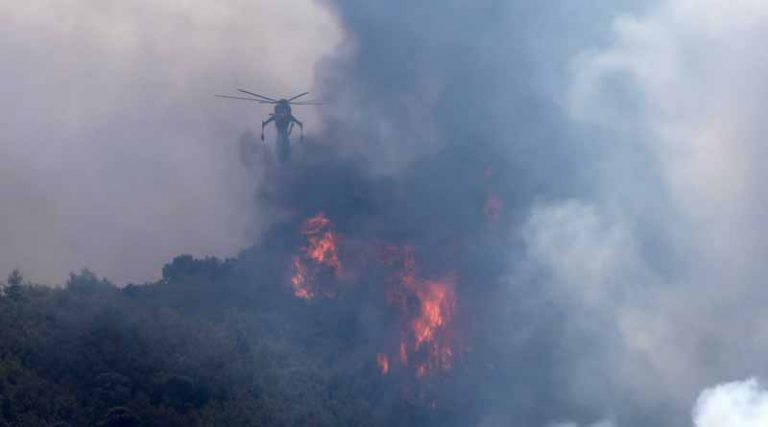 Φωτιά στην Κερατέα: Πάλι κοντά σε σπίτια οι φλόγες – Αγωνία μην περάσει στην Συντερίνα και τον Άγιο Κωνσταντίνο