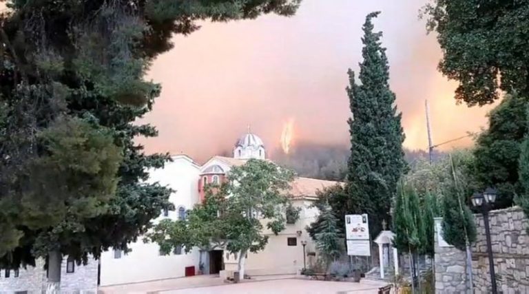 Φωτιά στην Εύβοια: Η στιγμή που οι φλόγες «γλείφουν» το μοναστήρι του Οσίου Δαβίδ (Βίντεο)