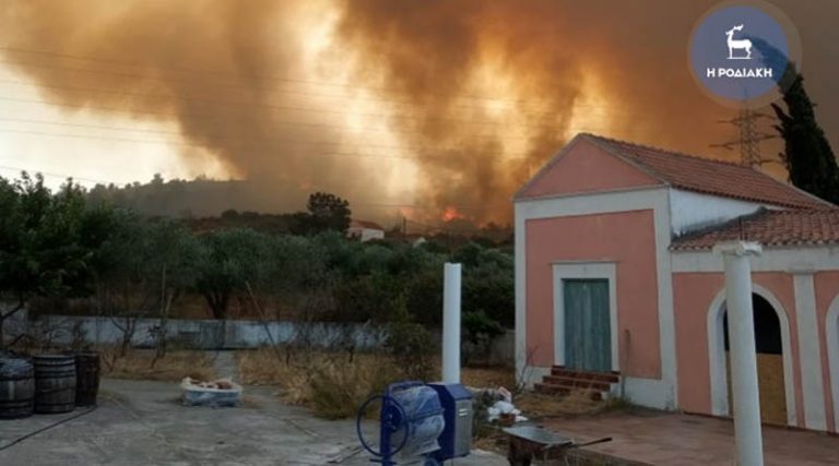 Ανεξέλεγκτες διαστάσεις παίρνει η φωτιά στη Ρόδο – Μήνυμα του 112 για εκκένωση του χωριού Ψίνθος