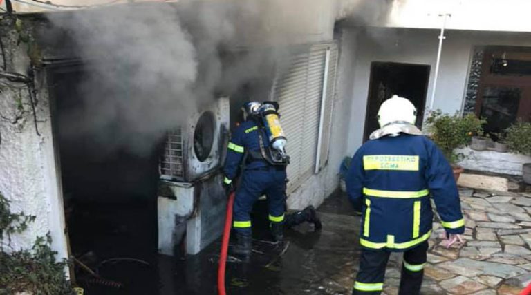 Νέες εικόνες από τη φωτιά στην Αρτέμιδα: Καίγεται υπόγειο σπιτιού – Τραυματίστηκε Πυροσβέστης (φωτό & βίντεο)