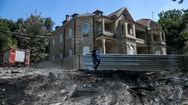 Τατόι: Η φωτιά έκαψε 7 κτίρια, χάθηκε μεγάλο μέρος του δάσους -Τι περιείχαν τα 2 κοντέινερ που κάηκαν