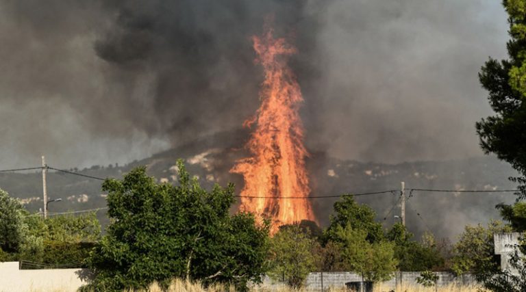 Πύρινη κόλαση στην Αττική: Η πυρκαγιά κατακαίει Θρακομακεδόνες, Βαρυμπόμπη και Μαλακάσα (φωτό & βίντεο)