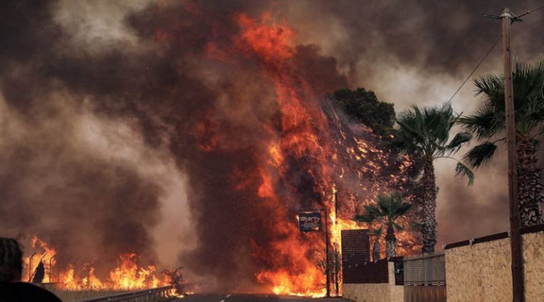 Φωτιά στην Βαρυμπόμπη: Η άγνωστη τραγωδία των τριών φίλων που εγκλωβίστηκαν στις φλόγες και ακόμα χαροπαλεύουν