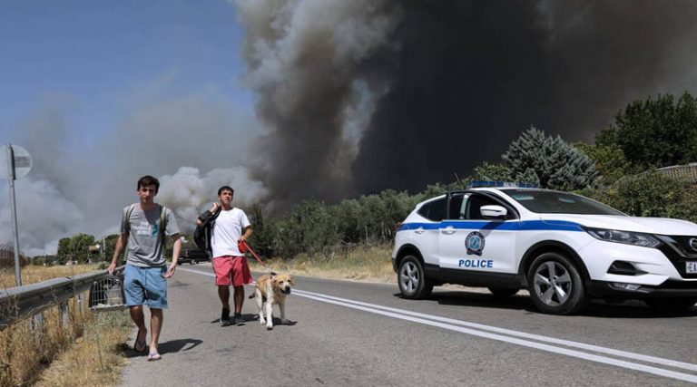 Φωτιά στη Βαρυμπόμπη: Ανεξέλεγκτο το πύρινο μέτωπο – Εκκενώνονται και οι Θρακομακεδόνες
