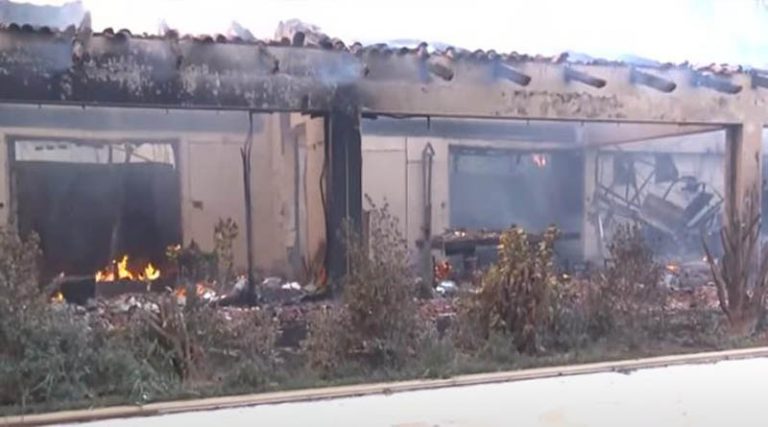Φωτιά στην Βαρυμπόμπη: Συγκλονιστικές εικόνες από αίθουσα εκδηλώσεων που καταστράφηκε ολοσχερώς! (βίντεο)