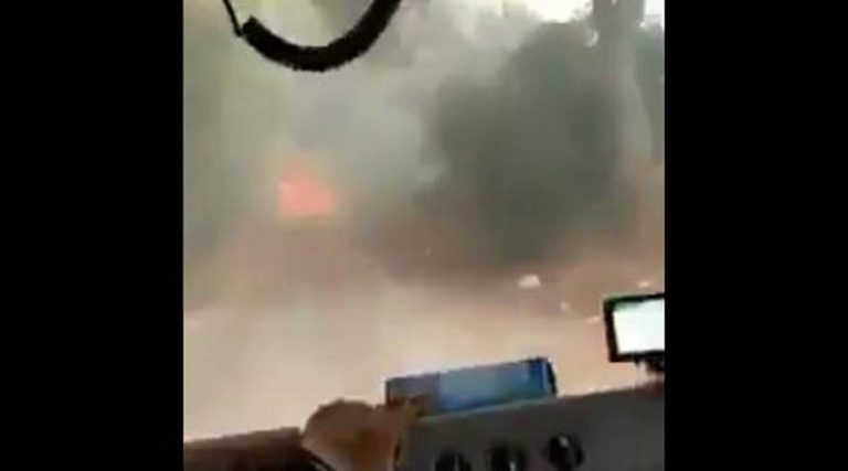 Συγκλονιστικό βίντεο από τη φωτιά στη Βαρυμπόμπη: Πυροσβεστικό περνά μέσα από τη φωτιά