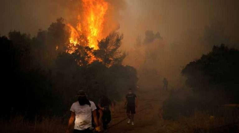 Φωτιά στα Βίλια: Πέμπτη μέρα μάχης – Προς το όρος Κανδήλι η πυρκαγιά