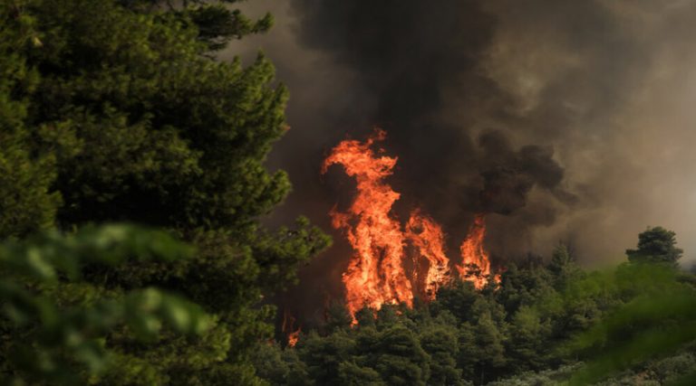 Εκκένωση 6 νέων οικισμών στα Γρεβενά από τη φωτιά