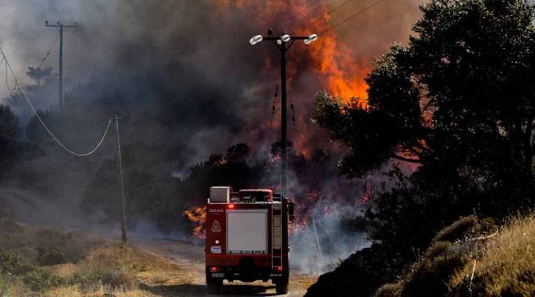 Φωτιά στην Κερατέα: Ανεξέλεγκτο το μέτωπο, ανησυχία για τον Εθνικό Δρυμό Σουνίου