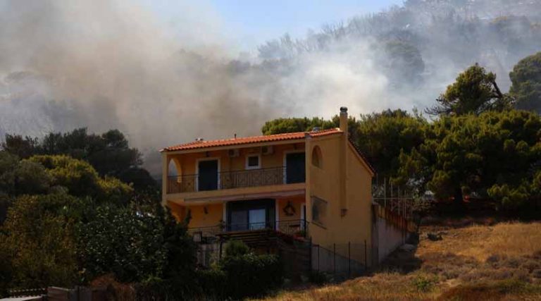 Φωτιά στη Λαυρεωτική: Έχει οριοθετηθεί η πυρκαγιά – Οι πυροσβέστες περιβρέχουν την περίμετρο
