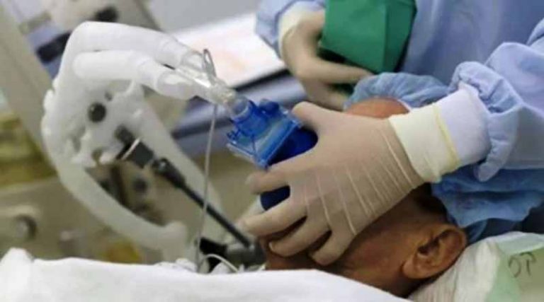 Διασωληνωμένος στο Ευαγγελισμό 20χρονος ανεμβολίαστος – Στην ΜΕΘ άλλου νοσοκομείου και η μητέρα του
