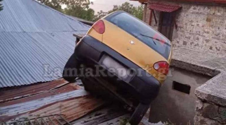 Αυτοκίνητο προσγειώθηκε σε σπίτι σε χωριό – Φωτο