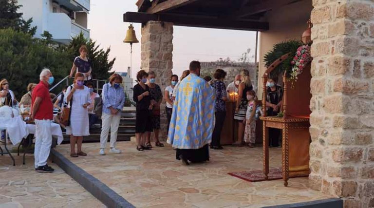 Ο Πανηγυρικός Εσπερινός στο εκκλησάκι της Παναγίτσας στη Ραφήνα