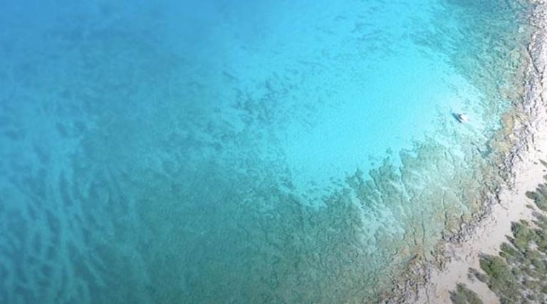Η μυστική παραλία με το περίεργο σχήμα και με νερά που θυμίζουν Καραϊβική (βίντεο)