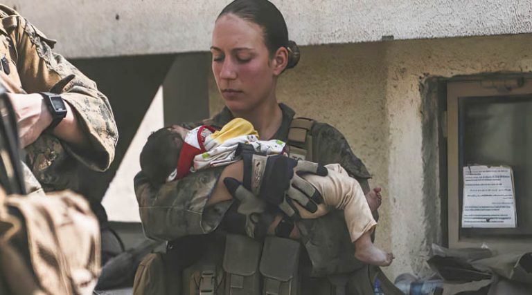 Συγκλονιστική εικόνα: Η πεζοναύτης με το μωρό στην αγκαλιά πριν σκοτωθεί στην έκρηξη της Καμπούλ