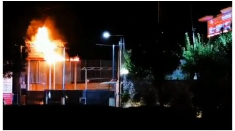 Πανικός στη λεωφόρο Βάρης – Κορωπίου – Διαφημιστική ταμπέλα τυλίχθηκε στις φλόγες! (φωτό & βίντεο)