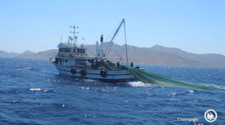 Στα 100 μέτρα από τις ακτές των νησιών μας φτάνουν οι Τούρκοι ψαράδες κι εμείς τους κοιτάμε! (video)