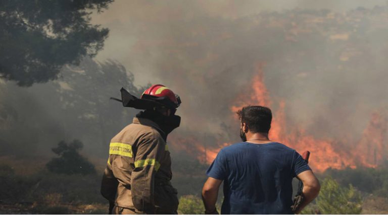 Συγκλόνισε Έλληνας πυροσβέστης με το δώρο σε Ρουμάνο συνάδελφό του (φωτό)