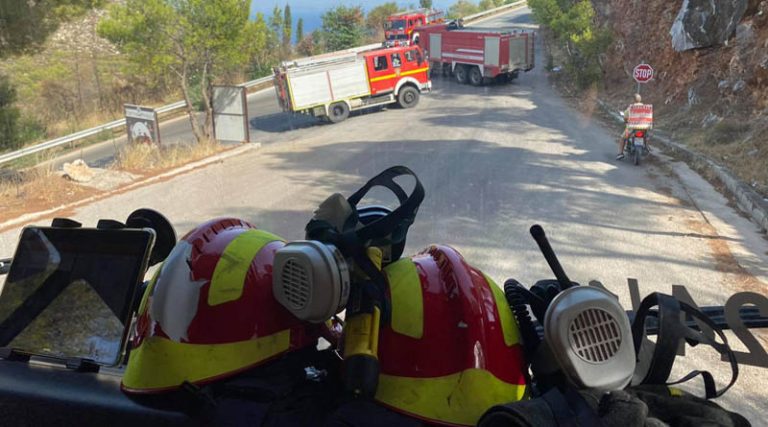 Το Πυροσβεστικό Σώμα Εθελοντών Ν. Βουτζά – Προβαλίνθου στην κατάσβεση της φωτιάς σε ΙΧ στον Διόνυσο (φωό)