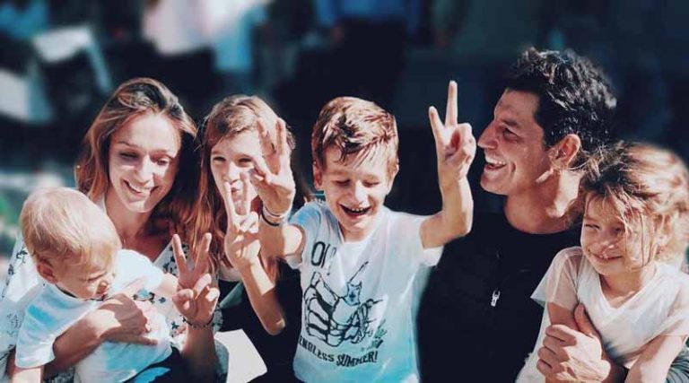 Σάκης Ρουβάς: Τρελό μπουγέλο με τα παιδιά του στο Νέο Βουτζά