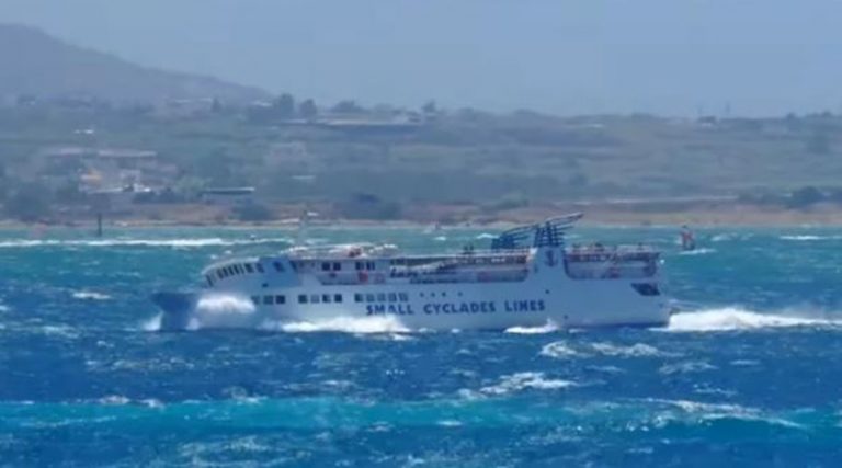 Εντυπωσιακό βίντεο: Ο «Σκοπελίτης» παλεύει με τα κύματα ταξιδεύοντας προς Νάξο