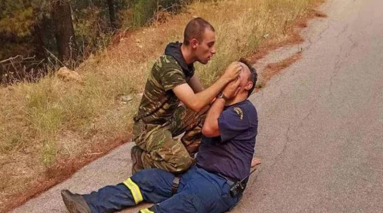 Συγκλονιστική εικόνα: Η στιγμή που Στρατιώτης παρέχει τις πρώτες βοήθειες σε Πυροσβέστη
