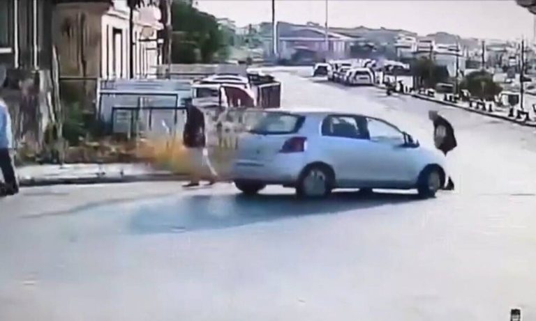 Η στιγμή που αυτοκίνητο πέφτει πάνω σε πεζό! (βίντεο)