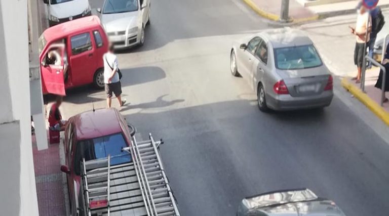 Αρτέμιδα: Τροχαίο ατύχημα στο κέντρο της πόλης – Μηχανή συγκρούστηκε με αυτοκίνητο (φωτό)