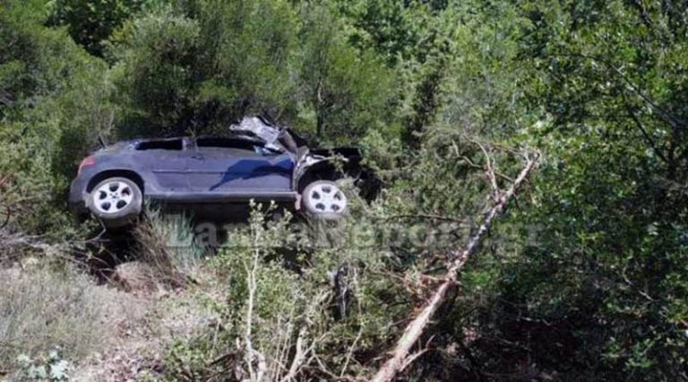Απίστευτο τροχαίο – Αυτοκίνητο έπεσε σε γκρεμό 60 μέτρων! (φωτό)