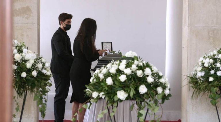 Κηδεία Άκη Τσοχατζόπουλου: “Το ΠΑΣΟΚ δεν είναι πια εδώ” – Ούτε ένα πολιτικό πρόσωπο στο τελευταίο αντίο