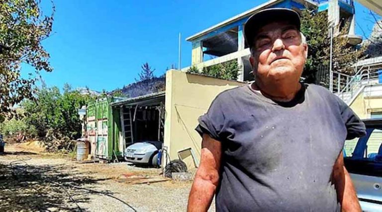 Μαχητής στα 80 του! ‘Εσωσε μόνος το σπίτι του από την πύρινη λαίλαπα στη Βαρυμπόμπη