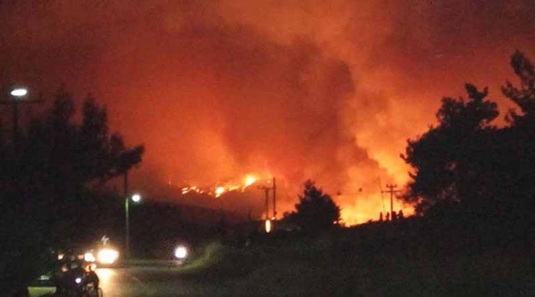 Φωτιά στα Βίλια: Μάχη με τις αναζωπυρώσεις – Δέκα χιλιόμετρα το πύρινο μέτωπο
