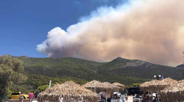 Φωτιά στα Βίλια: Εκκενώνονται οι οικισμοί Αγία Παρασκευή και Κρύο Πηγάδι με μήνυμα από το 112