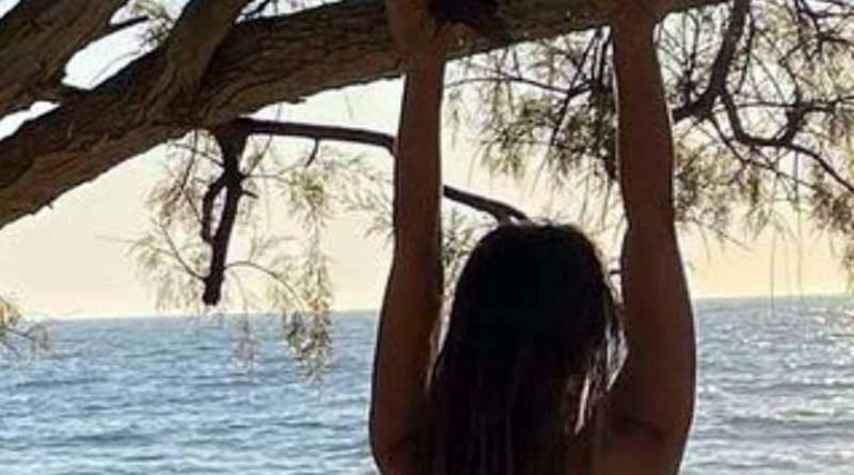 Πρωταγωνίστρια του MEGA κρεμιέται γυμνόστηθη στην παραλία – Δείτε τη φωτό