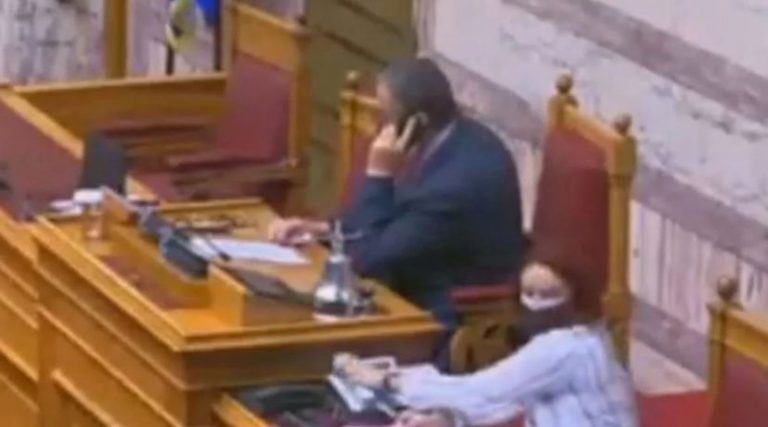 Ο Χαράλαμπος Αθανασίου προέδρευε στη βουλή και έκανε… κουτσομπολιό στο τηλέφωνο (βίντεο)