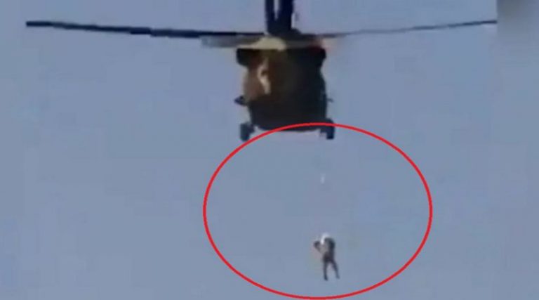 Βίντεο σοκ: Ταλιμπάν περιφέρουν απαγχονισμένο άντρα κρεμασμένο από ελικόπτερο