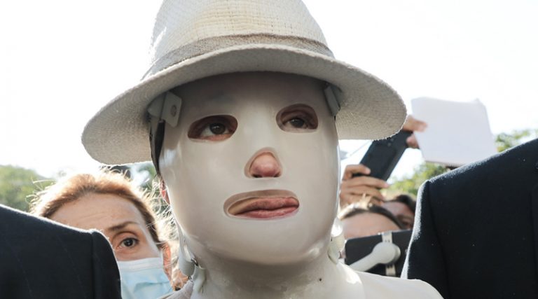 Για πρώτη φορά η Ιωάννα Παλιοσπύρου βγάζει τη μάσκα και δείχνει το πρόσωπό της