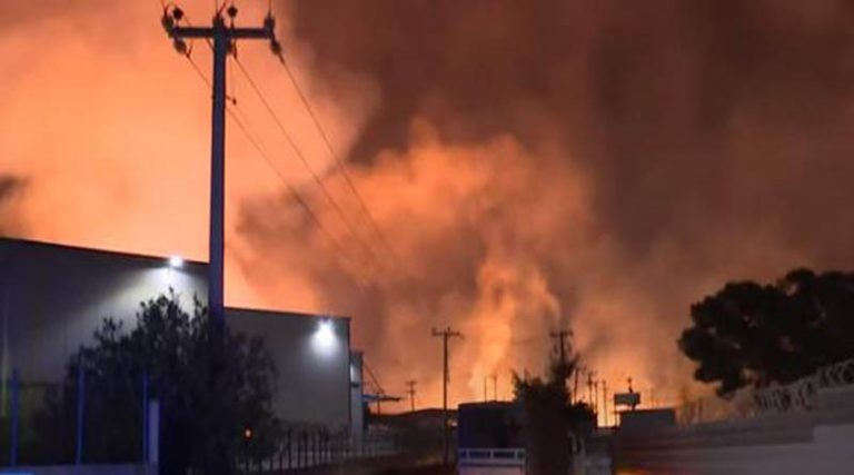 Μαίνεται η μεγάλη φωτιά σε εργοστάσιο ξυλείας στον Ασπρόπυργο – Έπνιξαν οι καπνοί την Αττική! (βίντεο)