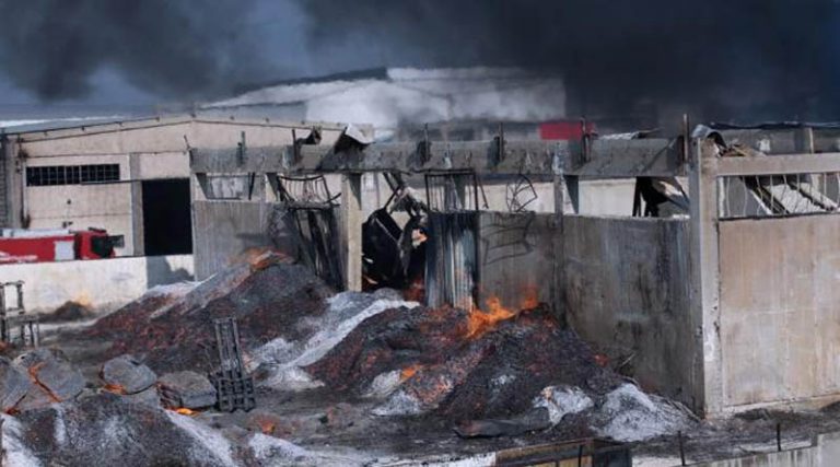 Ασπρόπυργος: Απίστευτες εικόνες καταστροφής  – Ολόκληρο οικοδομικό τετράγωνο παραδόθηκε στις φλόγες! (φωτό & βίντεο)