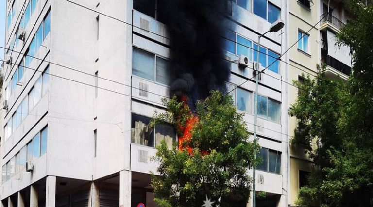 Φωτιά τώρα σε κτίριο στο κέντρο της Αθήνας! (φωτό)