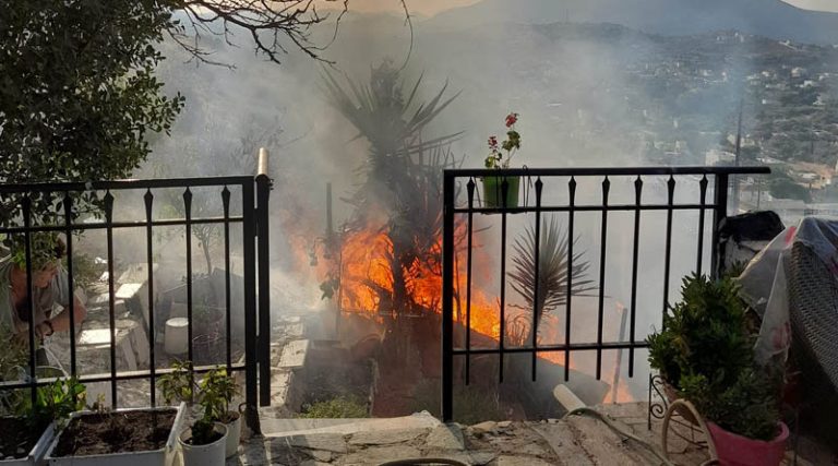 Φωτιά τώρα σε μονοκατοικία στα Καλύβια – Ακούστηκαν εκρήξεις! (φωτό)