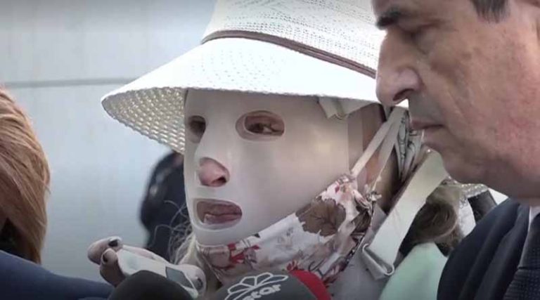 Ιωάννα Παλιοσπύρου: Μας δείχνει για πρώτη φορά το πρόσωπό της χωρίς μάσκα