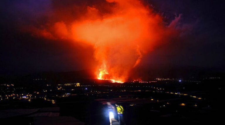 Έκρηξη ηφαιστείου στην Ισπανία:  Εντείνεται η ηφαιστειακή δραστηριότητα – Συγκλονιστικές εικόνες