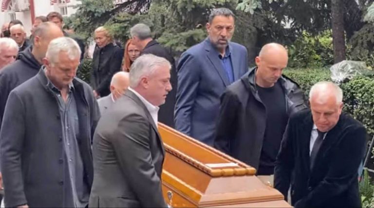 Σπαρακτικές σκηνές στην κηδεία του Ντούσαν Ίβκοβιτς (φωτό & βίντεο)