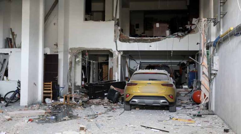 Έκρηξη στα Καλύβια: Με σοβαρά εγκαύματα στο νοσοκομείο δύο τραυματίες