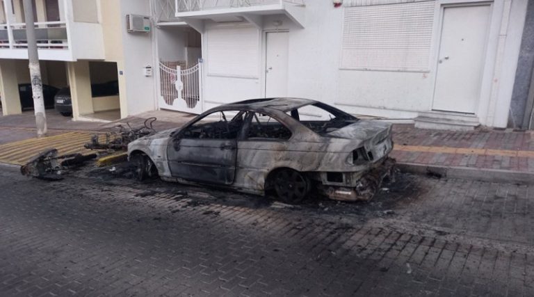 Έκαψαν το αυτοκίνητο και τη μηχανή του αστυνομικού που εξέδιδε την 19χρονη!