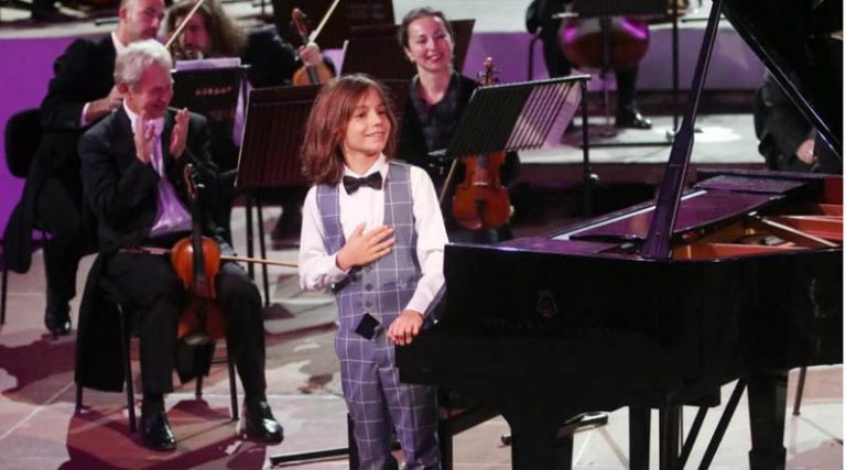 Στέλιος Κερασίδης: Ο 9χρονος πιανίστας από τη Νέα Μάκρη, που μάγεψε το Ηρώδειο! (φωτό)