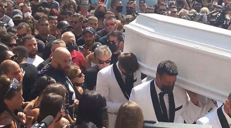 Κηδεία Mad Clip: Σπαράζει η μητέρα του – Έφτασε υποβασταζόμενη (φωτό & βίντεο)